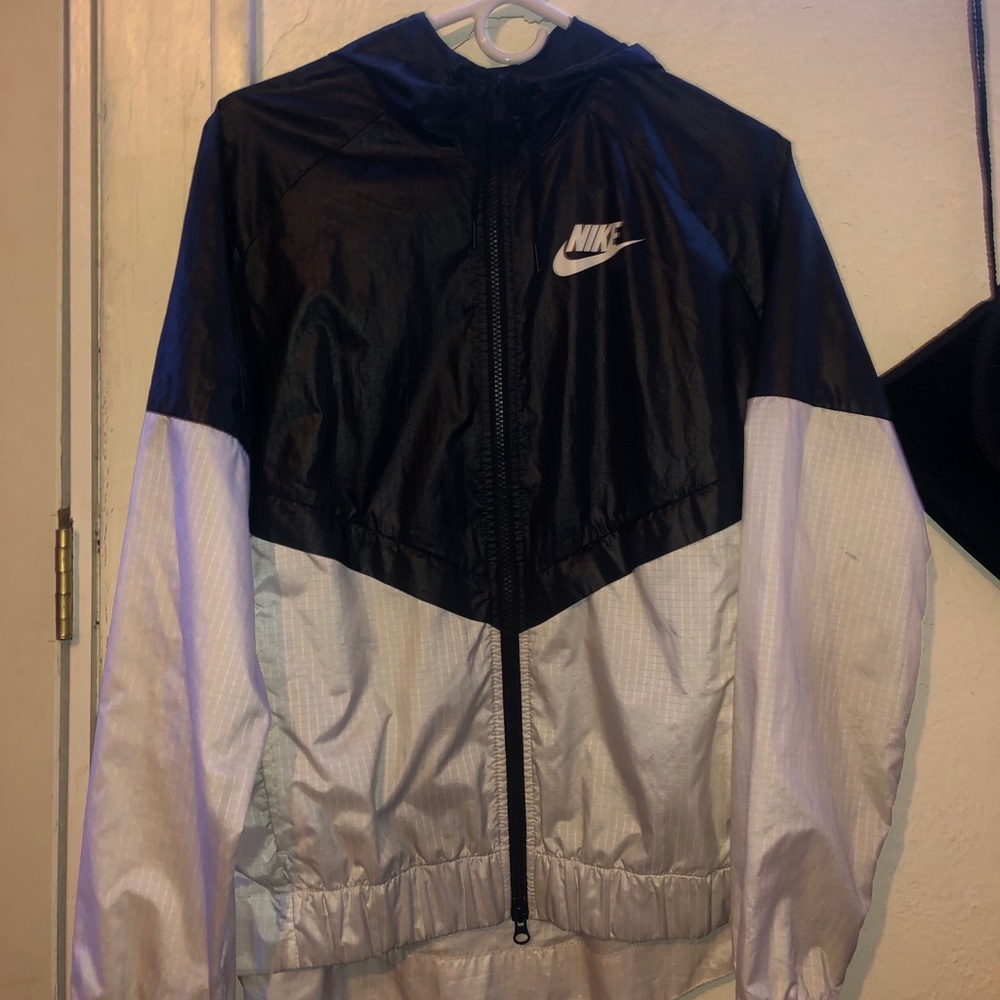 Nike windbreaker🤍